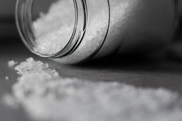 Σπιτικά άλατα μπάνιου και διακοσμητικά γυάλινα βάζα