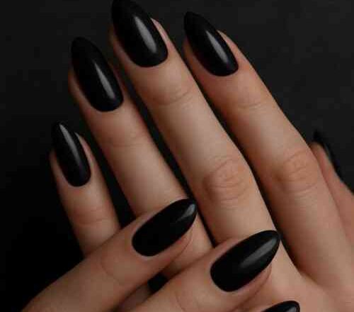 Nightshade Nails: Το πιο sexy & dark manicure trend του 2025