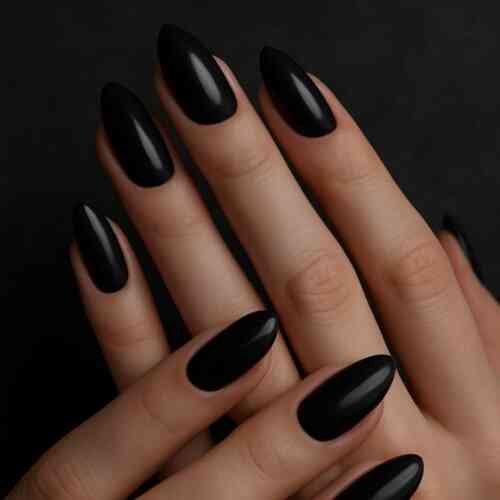 Nightshade Nails: Το πιο sexy & dark manicure trend του 2025